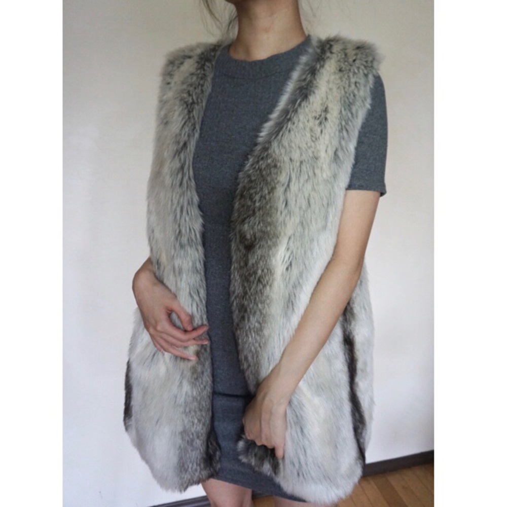 • SOLD • 2/$18 ⭕️ Faux Fur Vest - Picture 1 of 4
